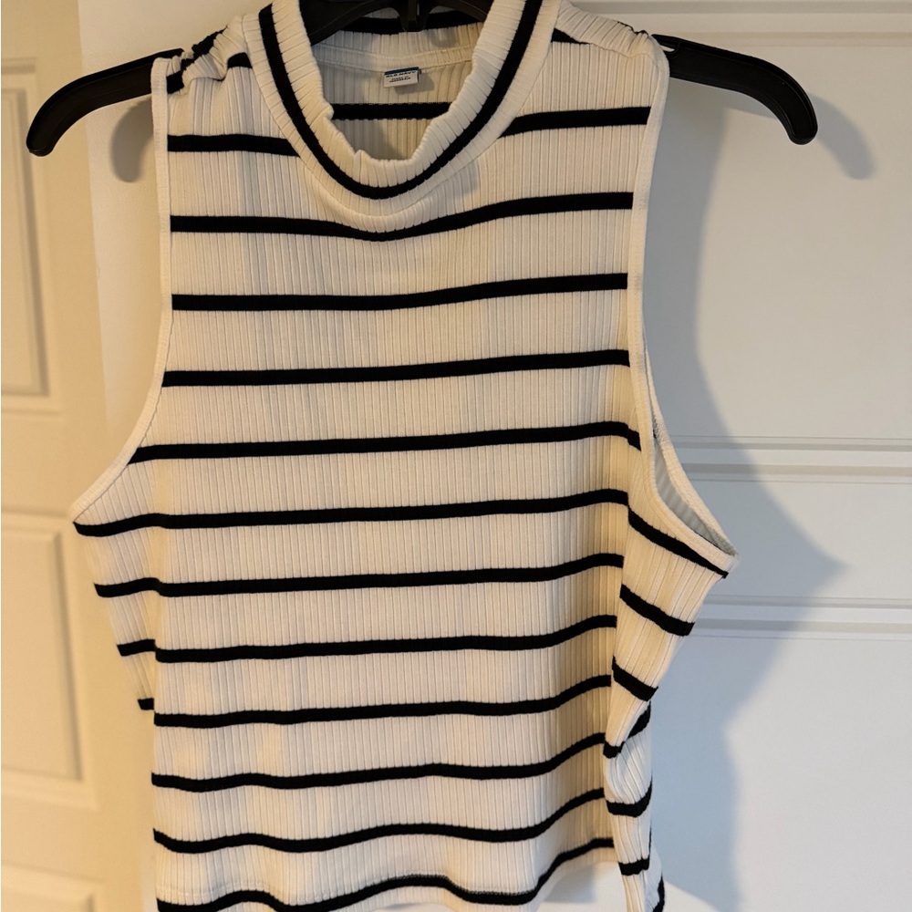 040 Old Navy Black and White Striped Ribbed Tank
